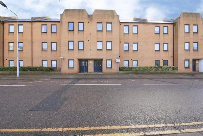 2 bed property, in Lincoln Road, £150,000