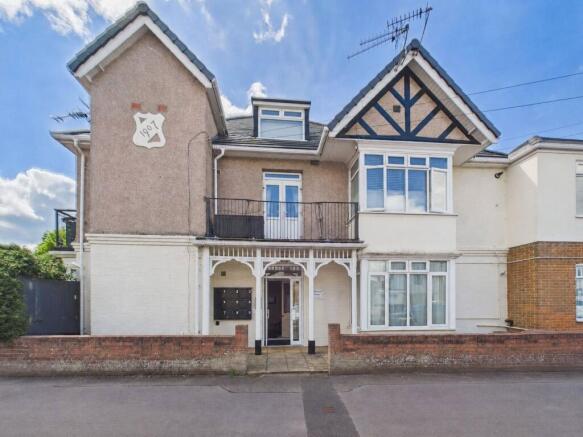 1 bed property, in Grand Avenue, £162,000