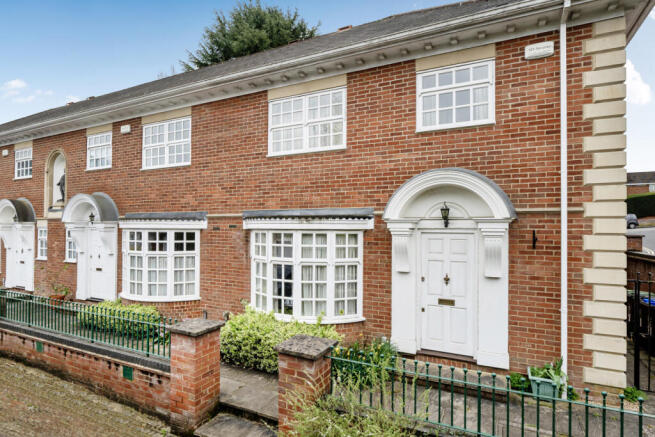 3 bed property, in The Chyne, £800,000