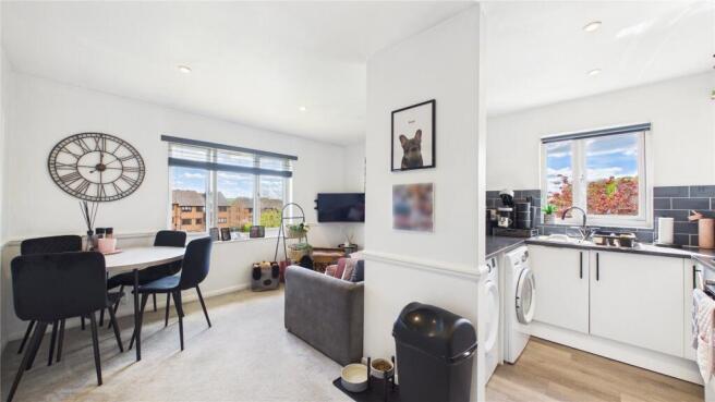 1 bed property, in Ottershaw, £200,000