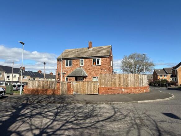 2 bed property, in Holly Crescent, £97,000