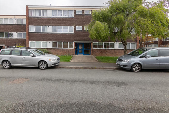 2 bed property, in Cedarhurst, £135,000