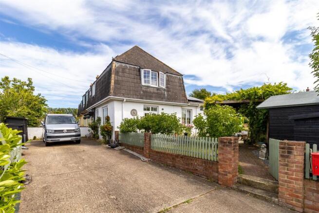 2 bed property, in Wellow, £375,000