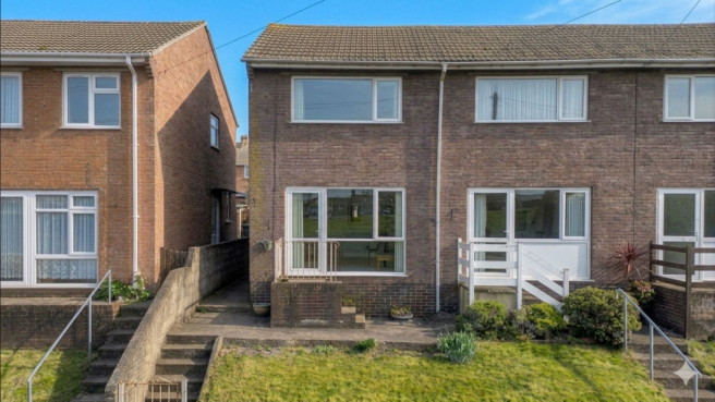 2 bed property, in Kiln Orchard, £210,000