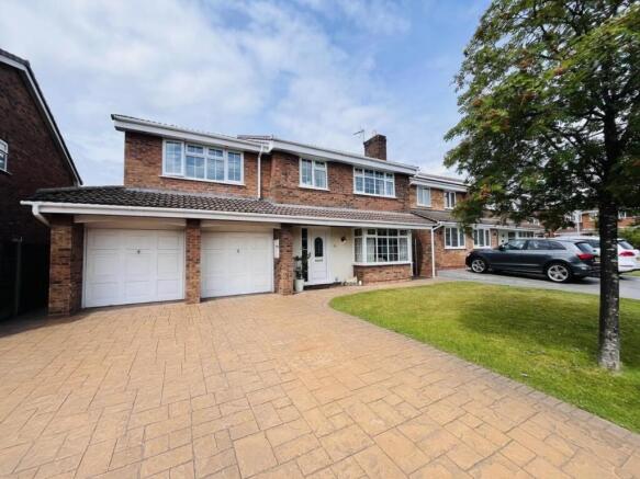 6 bed property, in Turnberry Drive, £769,950