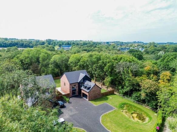 5 bed property, in Summer Street, £695,000