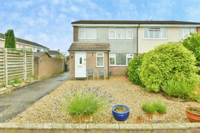 3 bed property, in Broad Walk, £250,000