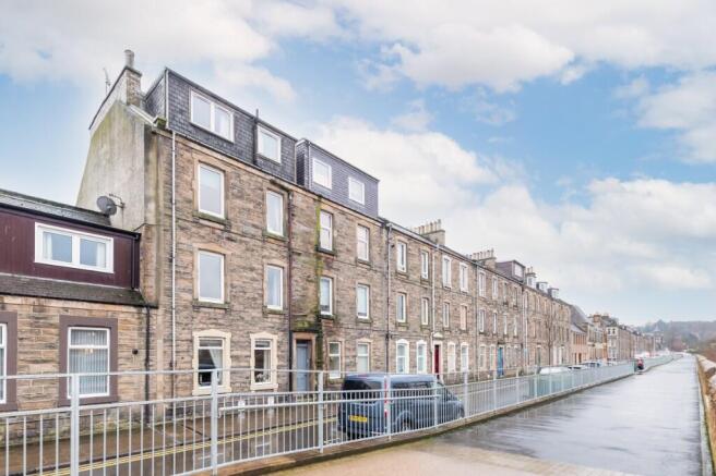 2 bed property, in Duke Street, £58,000