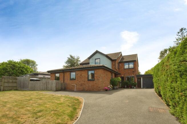 5 bed property, in Caxton End, £825,000