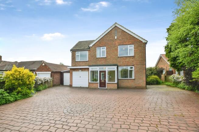 5 bed property, in Junction Road, £425,000