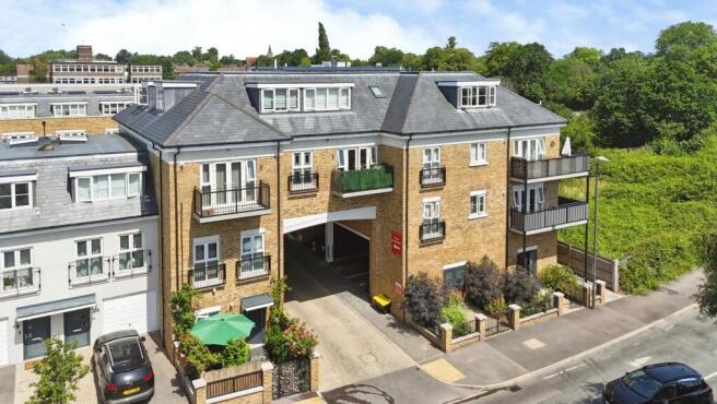 2 bed property, in Burnham Court, £325,000