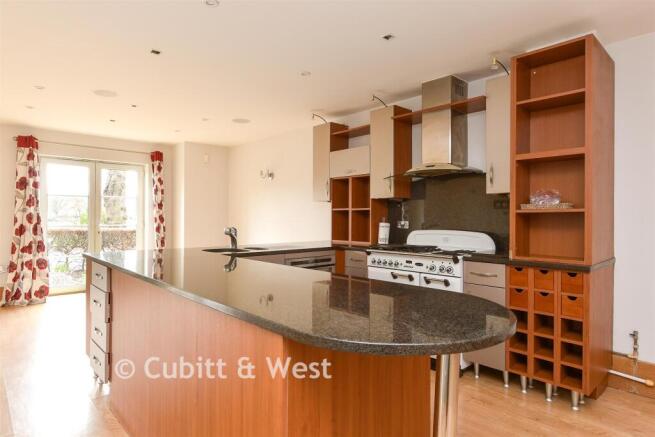 1 bed property, in Coldstream Road, £250,000