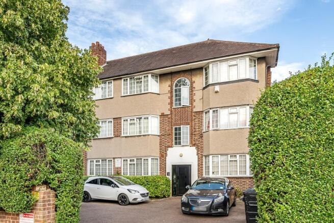 2 bed property, in Hertford Road, £255,000