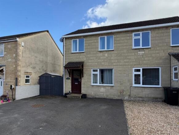 3 bed property, in Orchard Road, £285,000