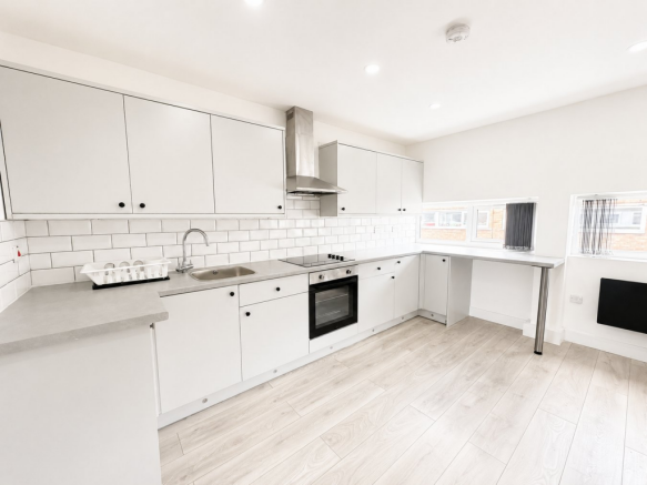 1 bed property, in High Street, £74,999
