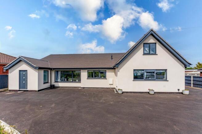 5 bed property, in Beccles Road, £470,000