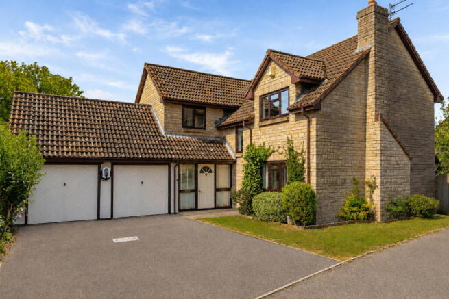 5 bed property, in Birchwood Close, £685,000
