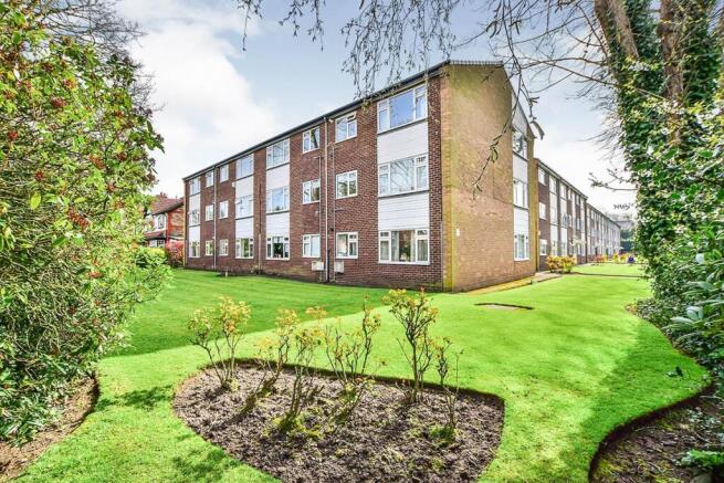 1 bed property, in Rookfield Avenue, £150,000