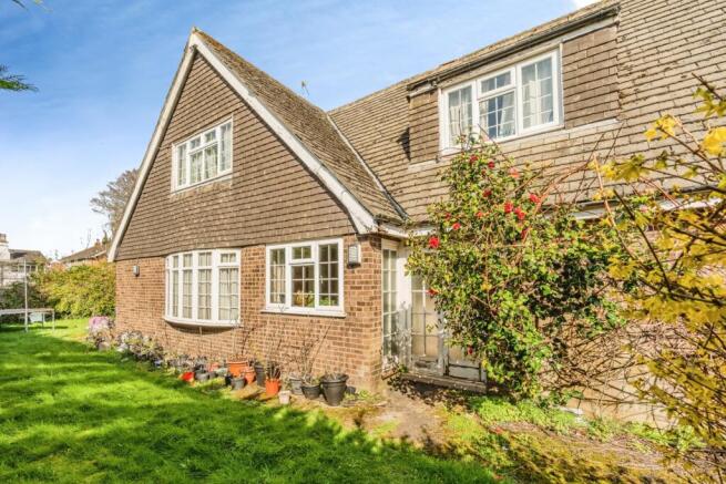 4 bed property, in Rydal Drive, £725,000