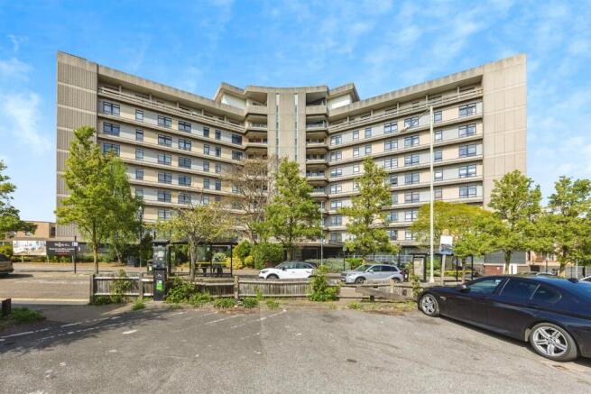 2 bed property, in Park Street, £130,000