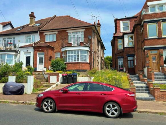 1 bed property, in Kings Road, £130,000