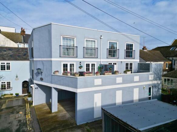 2 bed property, in Western Row, £350,000