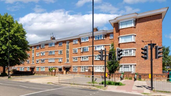 2 bed property, in 21 Vale Court, £90,000