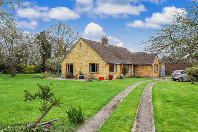 3 bed property, in Long Wall, £650,000