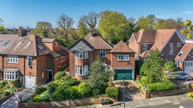 4 bed property, in Reid Park Road, £850,000