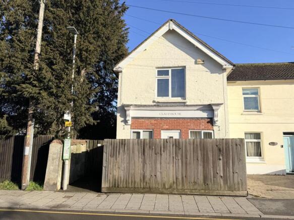 1 bed property, in Claud House, £110,000