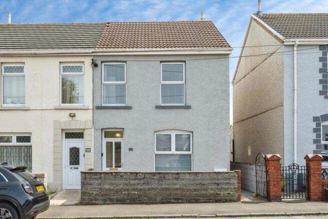 3 bed property, in Dyffryn Road, £230,000