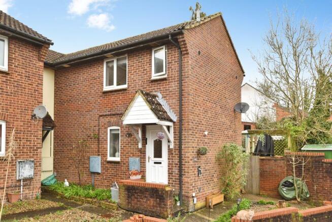 2 bed property, in Swallowmead, £270,000