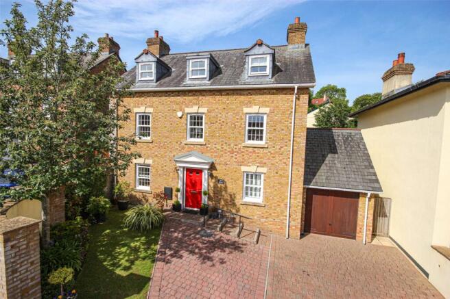 4 bed property, in Woodroffe Meadow, £750,000