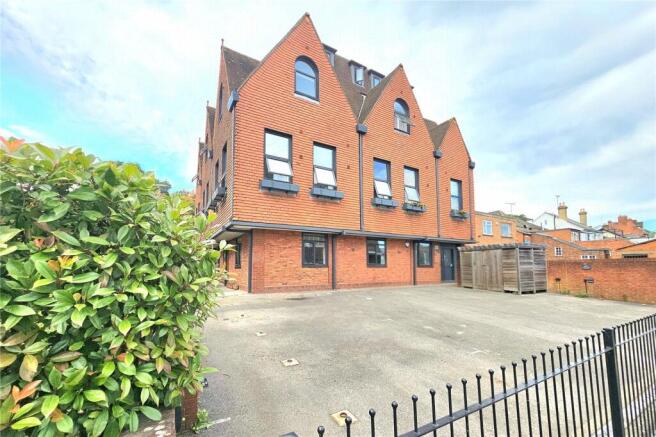 1 bed property, in Parkgate House, £195,000