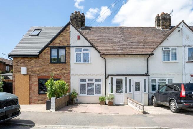 2 bed property, in Stones Road, £435,000