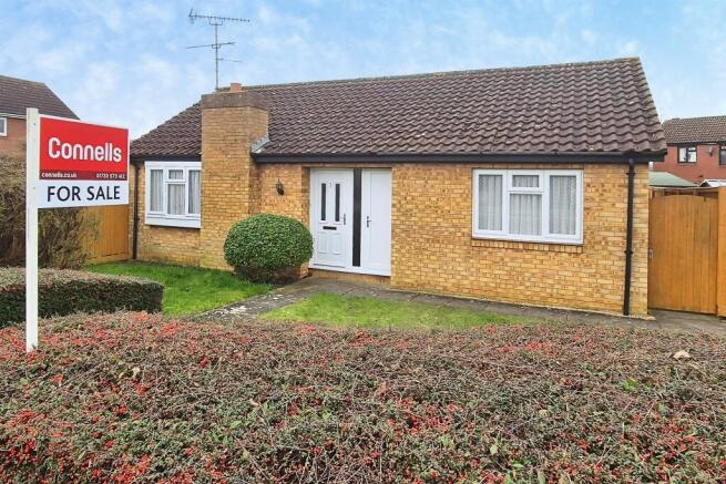 2 bed property, in Abbotts Grove, £240,000