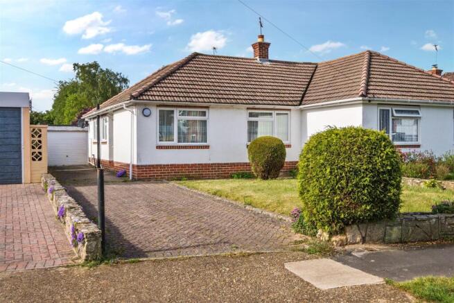 2 bed property, in Hatherley Crescent, £300,000