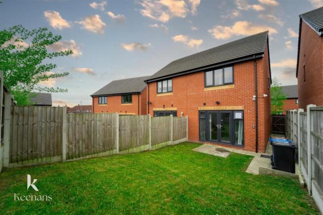 2 bed property, in Toll Gate Close, £200,000