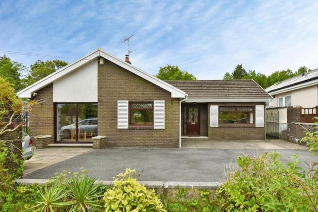 3 bed property, in Hendre Road, £290,000