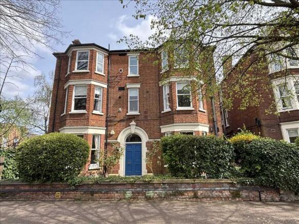 2 bed property, in Bushmead Avenue, £275,000