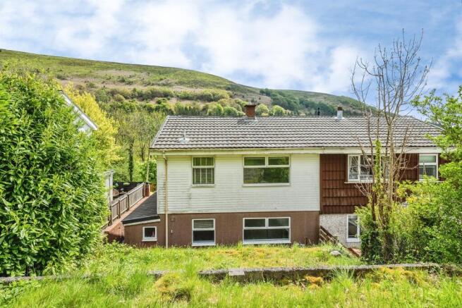 3 bed property, in Emlyn Road, £140,000