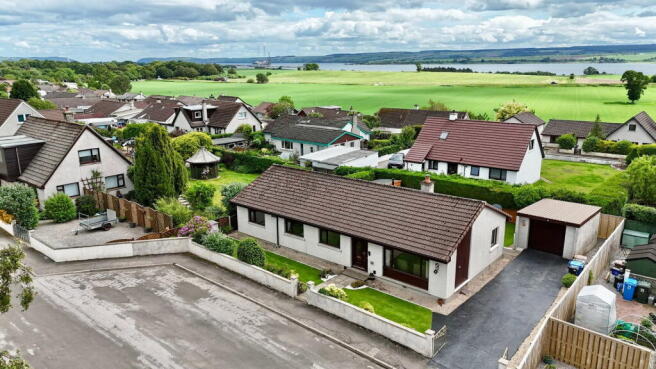 5 bed property, in 70 Obsdale Park, £270,000