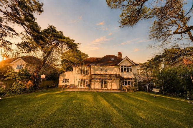 7 bed property, in Dunyeats Road, £900,000