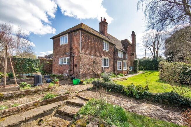 6 bed property, in High Street, £900,000