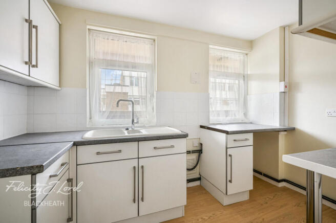 1 bed property, in Dornberg Close, £240,000