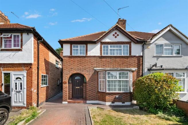 3 bed property, in The Crossways, £594,950