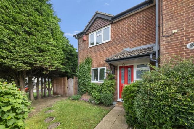 2 bed property, in Colne Orchard, £475,000