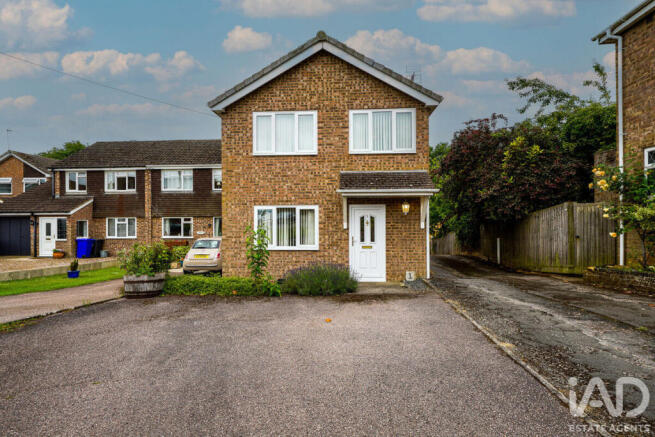 3 bed property, in Tulbrook Stones OX17, £375,000