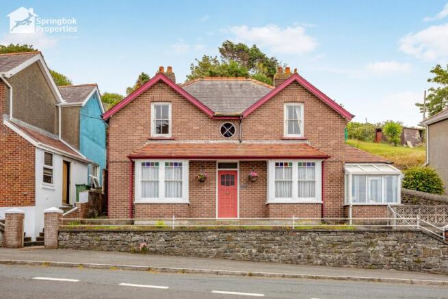 4 bed property, in 6 North Parade, £280,000