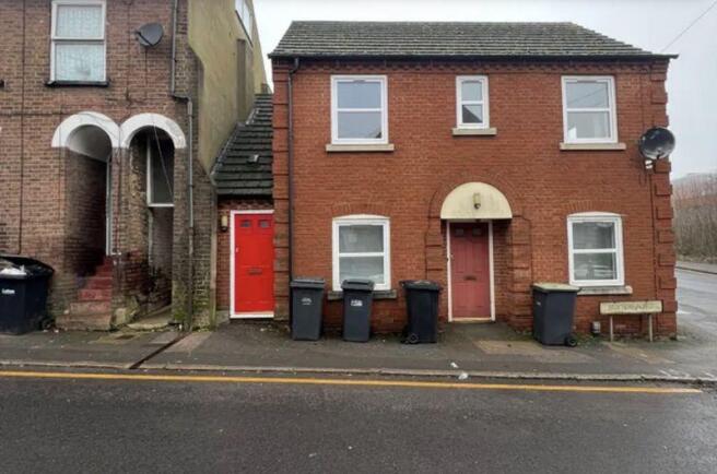 2 bed property, in Buxton Road, £325,000